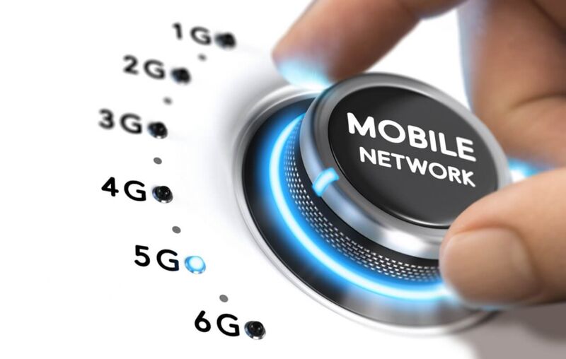 Une main allume le bouton de la 5G
