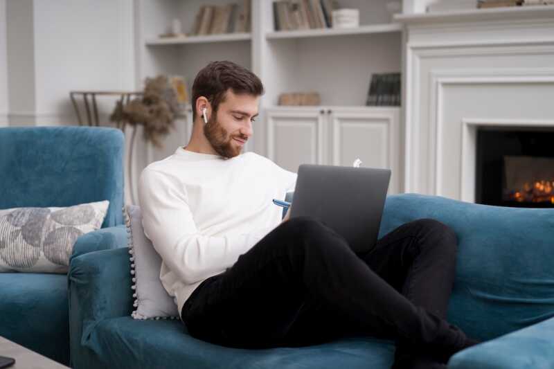 Homme utilise un VPN pour aller sur X