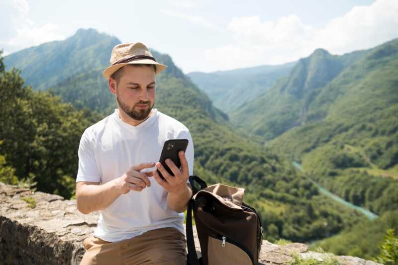 Homme utilise proton VPN pour sécuriser sa connexion en voyage