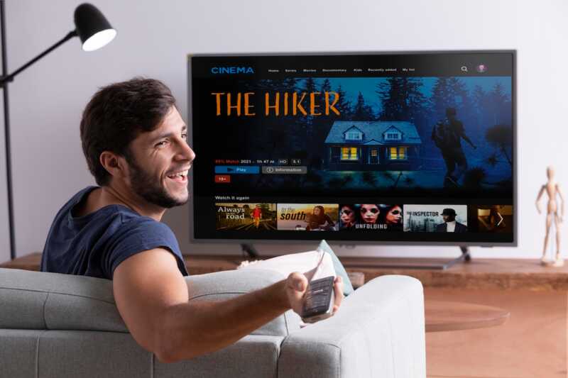 homme regarde la tv grâce à expressVPN
