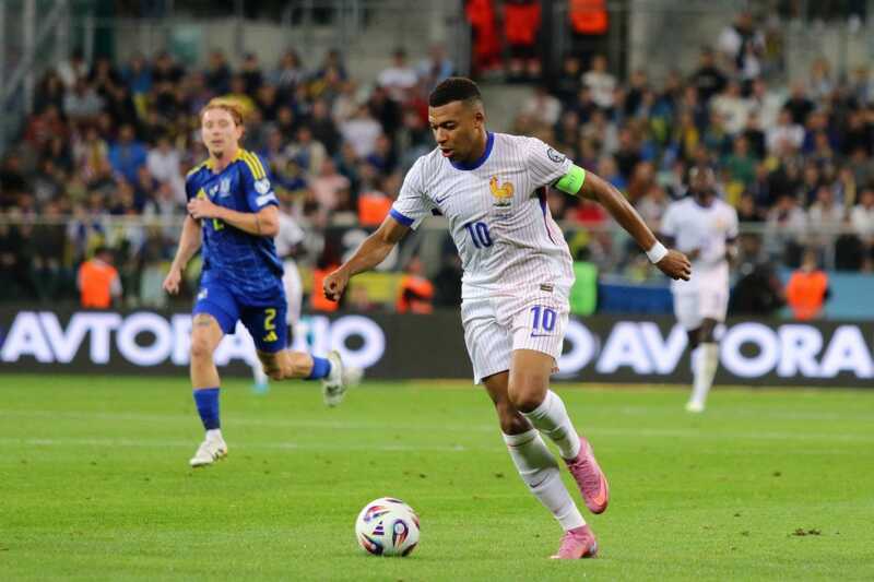 Mbappé joue pour l'équipe de France de Football