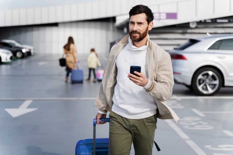 homme voyage grâce à un VPN