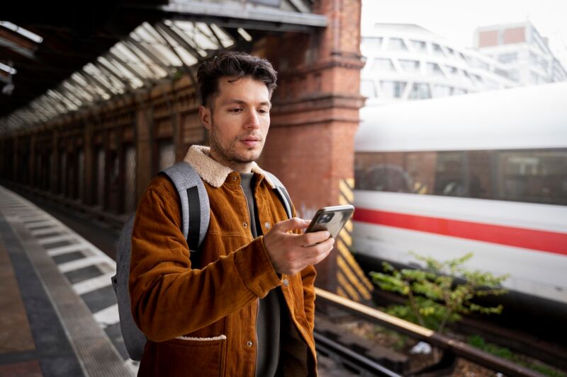 homme prend le train et utilise protonVPN