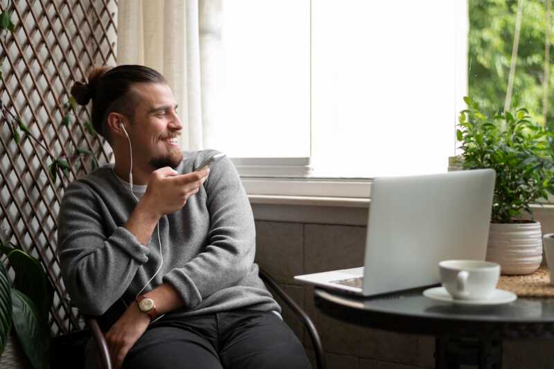 Homme travaille à distance grâce à adresse IP dédiée