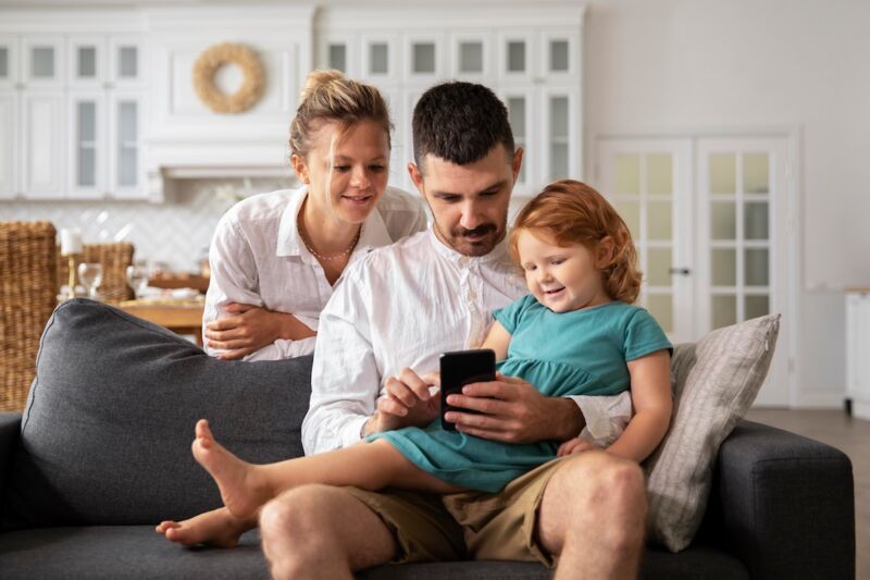 Toute la famille regarde smartphone