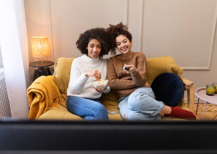 femmes regardent Android TV