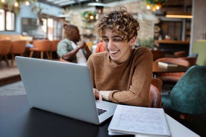 étudiant utilise cyberghost pour protéger ses données en travaillant