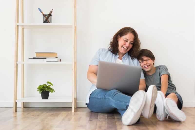 Une mère de famille utilise son ordinateur sécurisé avec NordVPN