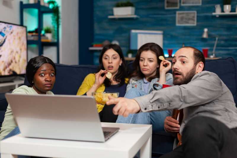 étudiants devant ordinateur