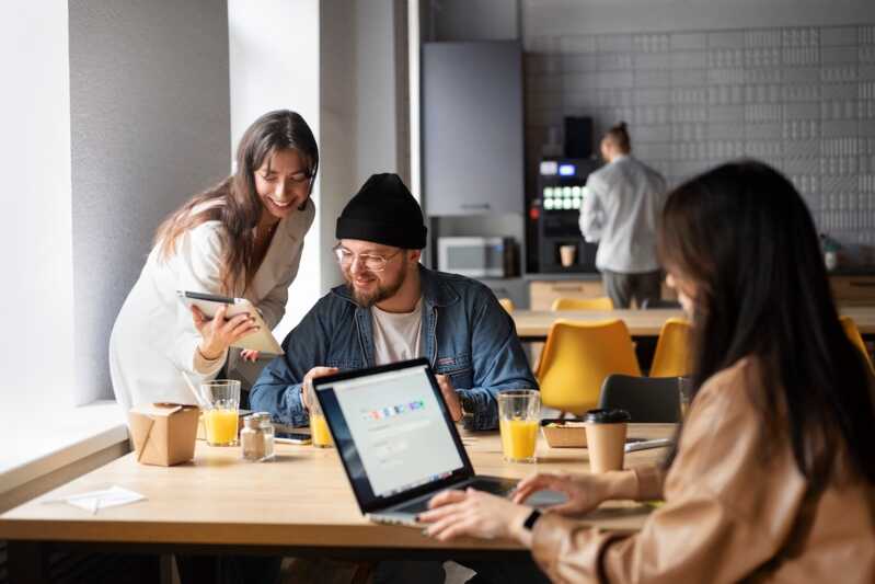 Des étudiants utilisent leur ordinateur grâce à expressVPN