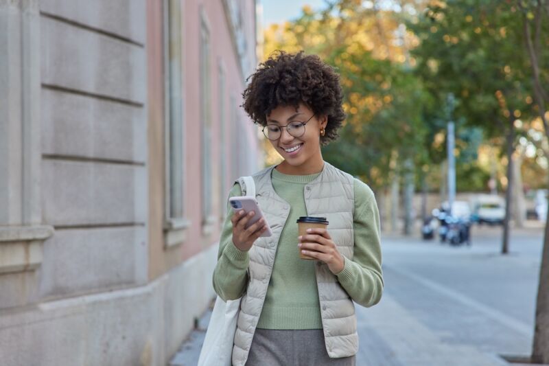 femme utilise son smartphone protégé par CYberghost