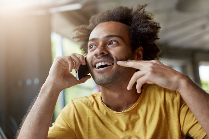 homme content de son nouveau forfait NRJ Mobile
