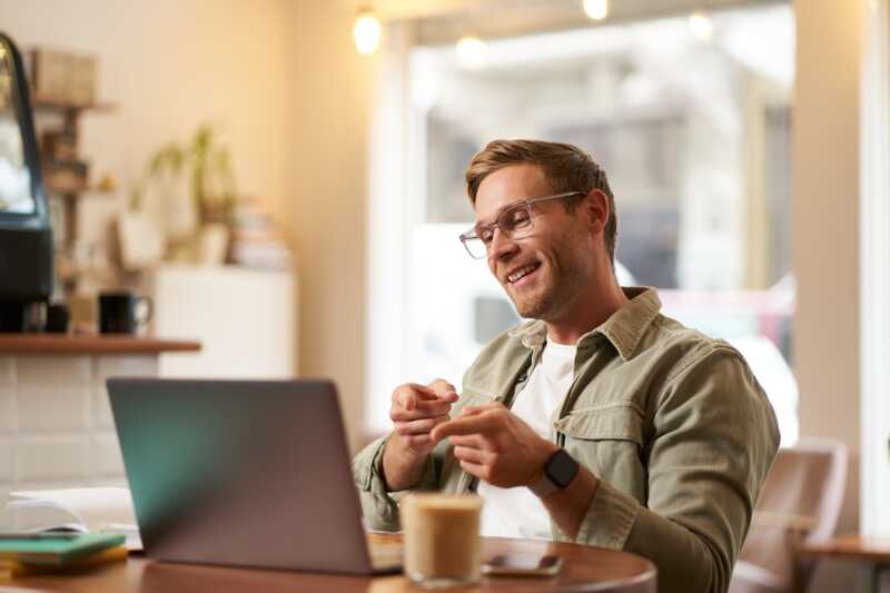 homme content d'utiliser le VPN de Surfshark