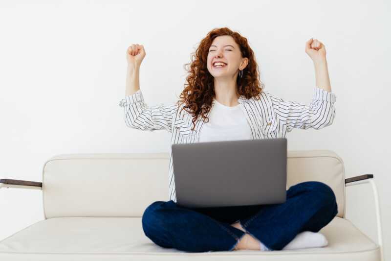 Femme contente de son abonnement Cyberghost
