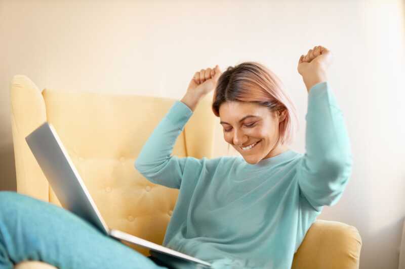 femme contente d'avoir choisi cyberghost pendant le Black Friday