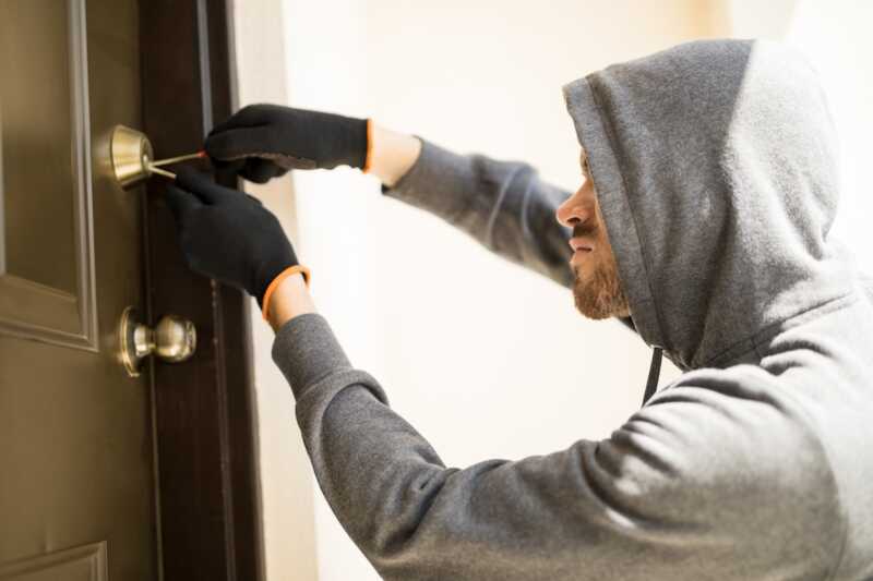 cambrioleur essaie de rentrer dans logement