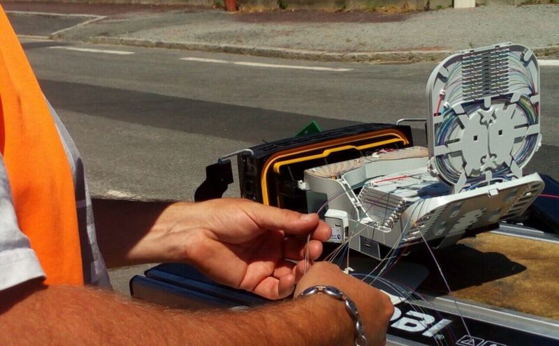 Raccordement fibre optique par un technicien