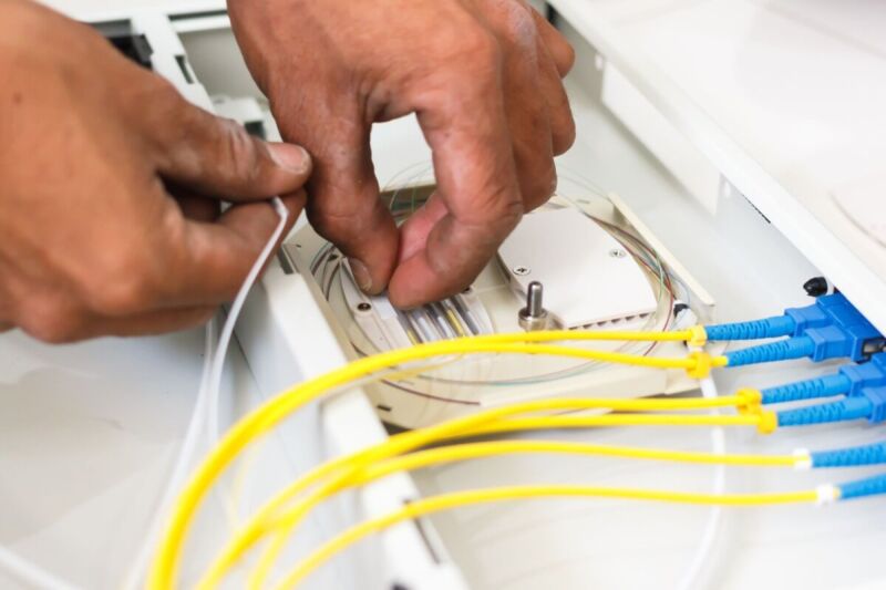     Alors que le déploiement de la fibre ralentit sérieusement, une solution a été trouvée pour remettre le pied sur l'accélérateur
