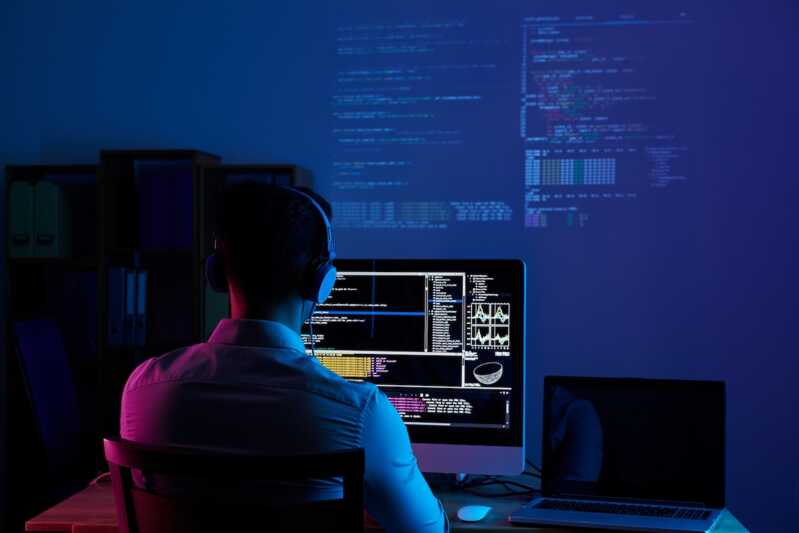 hacker devant son ordinateur