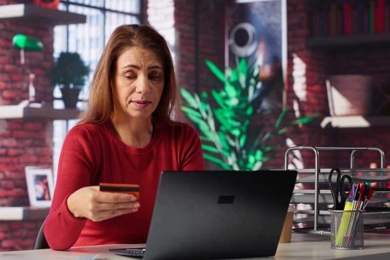 femme paie en ligne avec sa carte bancaire
