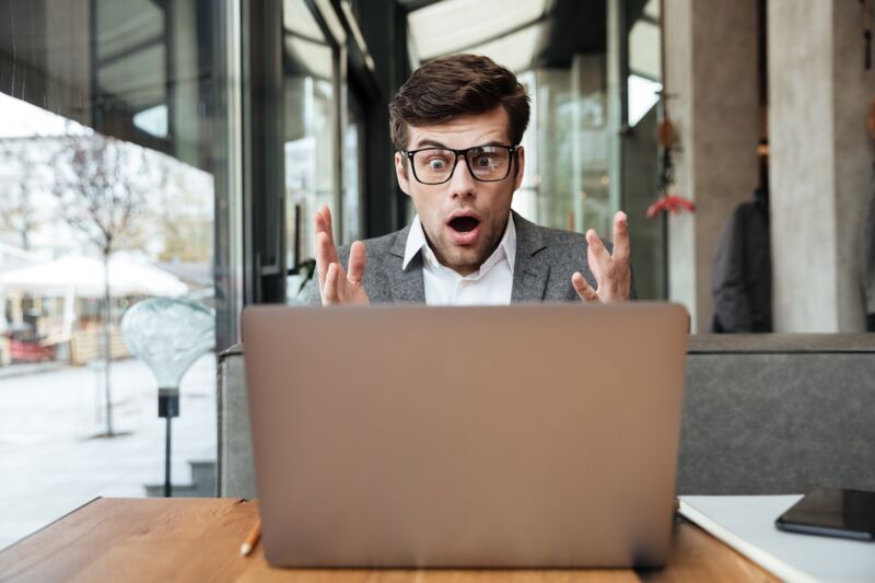 Homme apeuré à cause d'une attaque de phishing