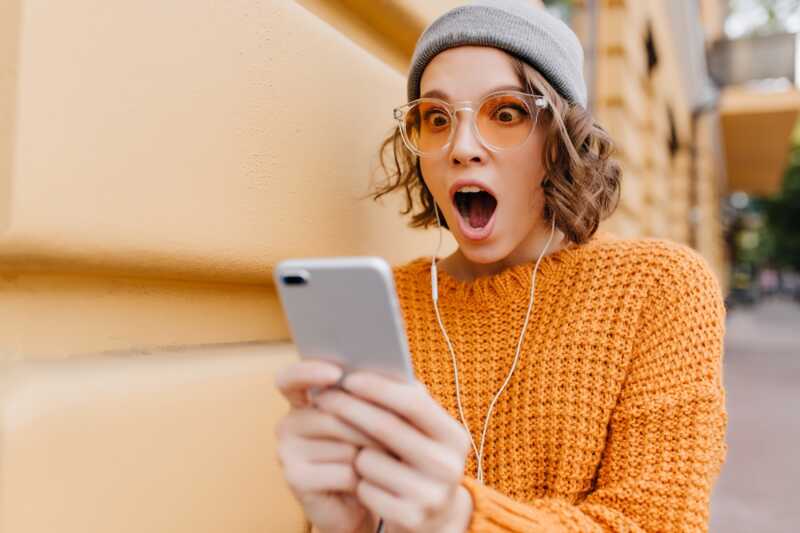Femme surprise de l'application Cyberghost
