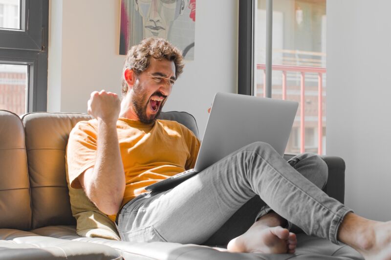 Cet homme est content d'avoir trouvé la Red Box avec fibre