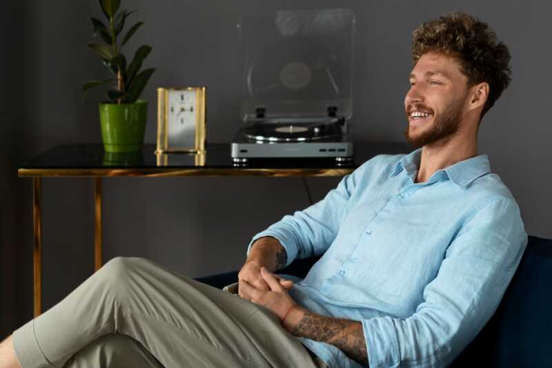 homme content des nouvelles chaines sur Orange