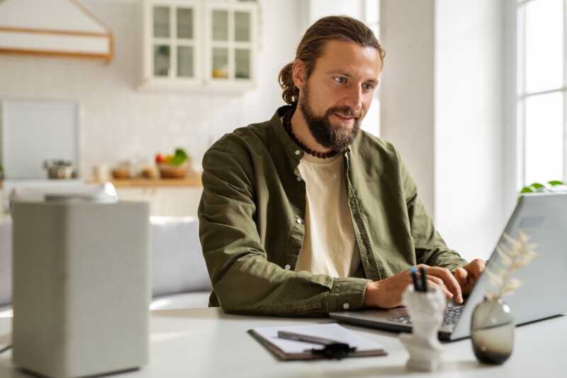 homme travaille sur ordinateur