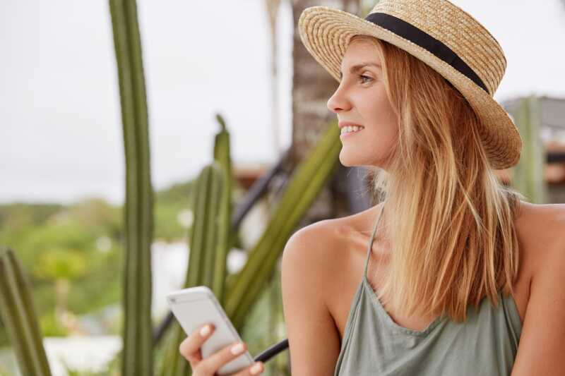 femme utilise un VPN pendant ses vacances