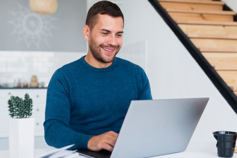 un homme utilise nordvpn sur son ordinateur