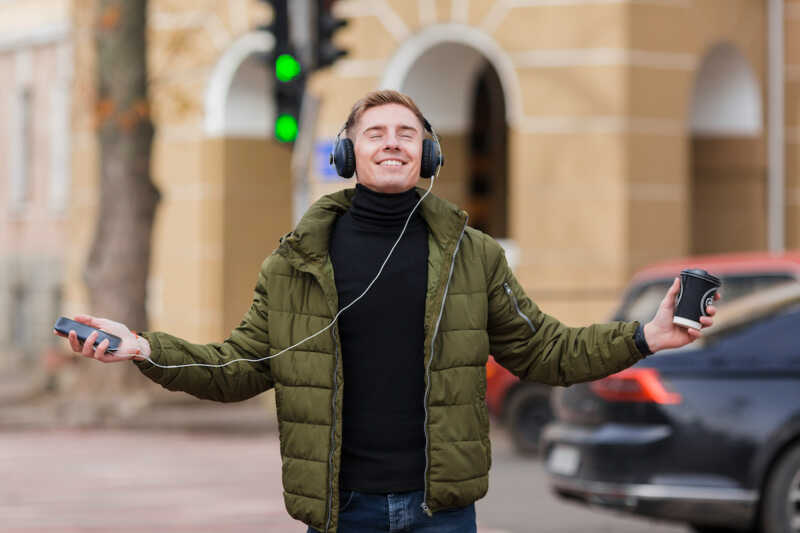 homme content de son forfait free mobile