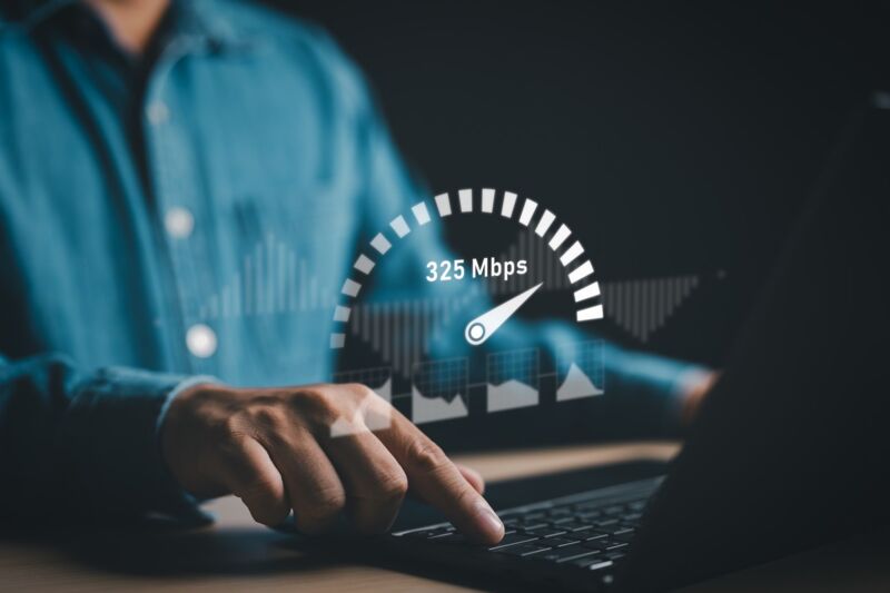 Un internaute teste la bande passante de sa connexion internet