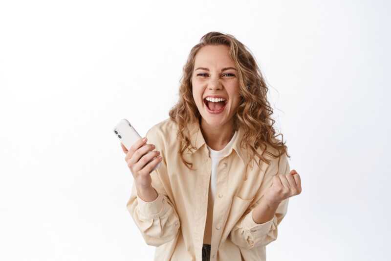 Femme content avec téléphone