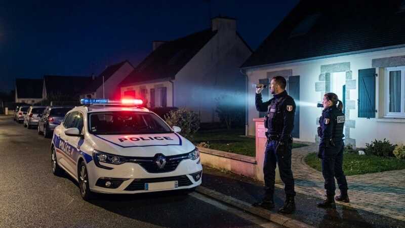 voiture police à la maison