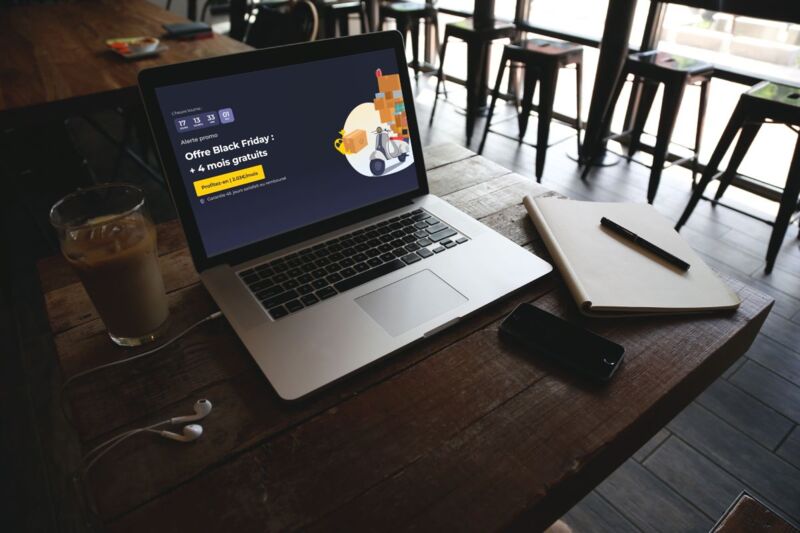 ordinateur portable sur la table d'un café