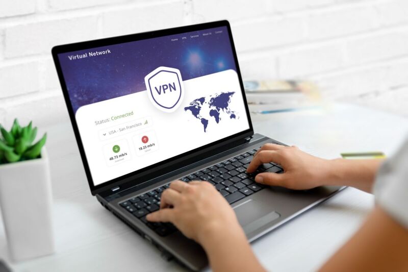 Un homme se connecte à un VPN sur son ordinateur portable