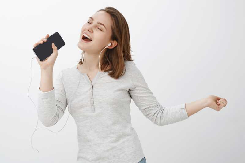 femme chante dans son smartphone