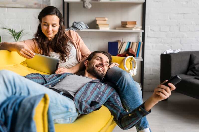 Un couple utilise la box fibre la moins chère de red by sfr