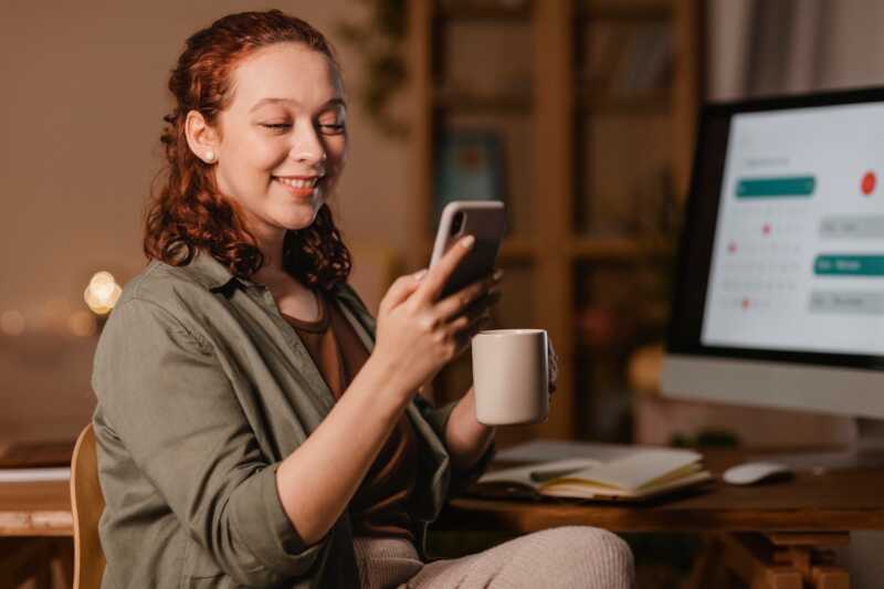 Une femme utilise ExpressVPN sur son iPhone