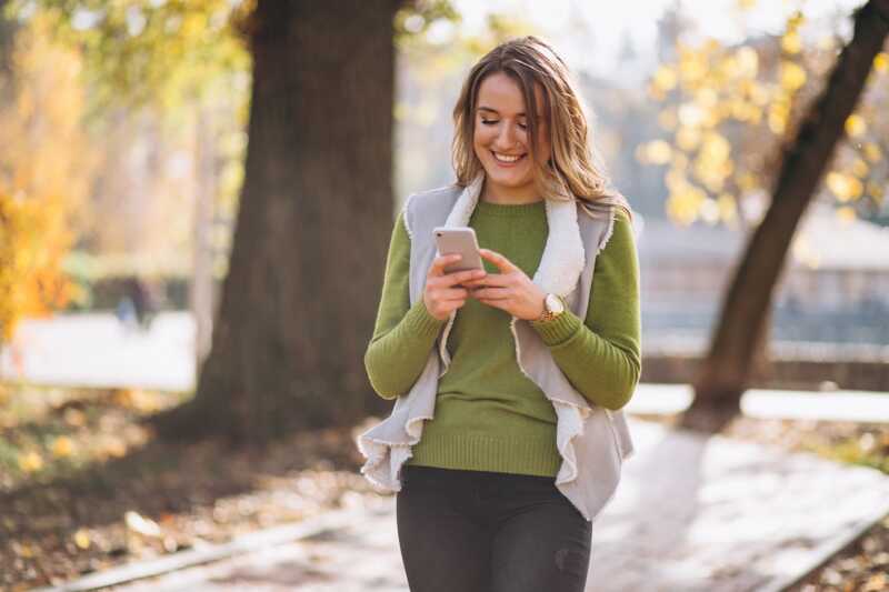 femme utilise le réseau Orange pour avoir une bonne connexion