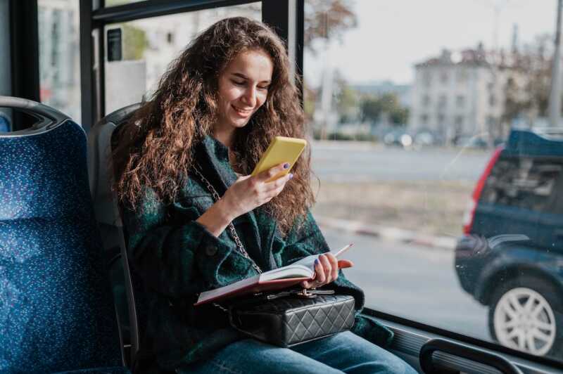 femme regarde smartphone dans le bus