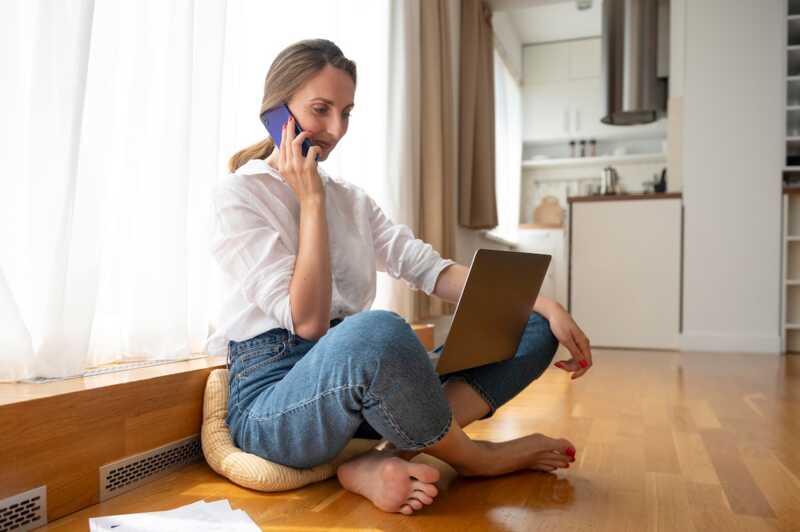 femme appelle le service client Free