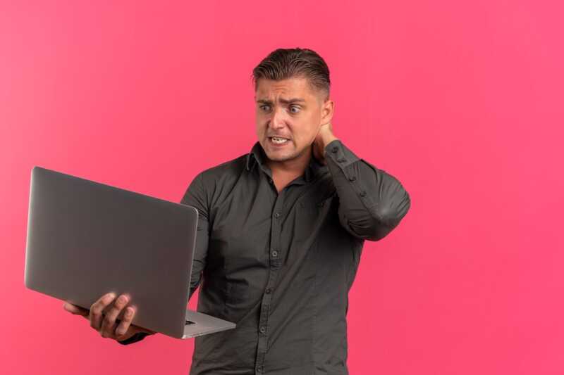 homme ne sait pas quel VPN choisir pour son ordinateur