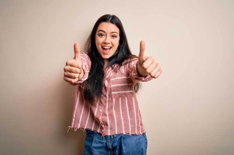 femme contente de la box sfr