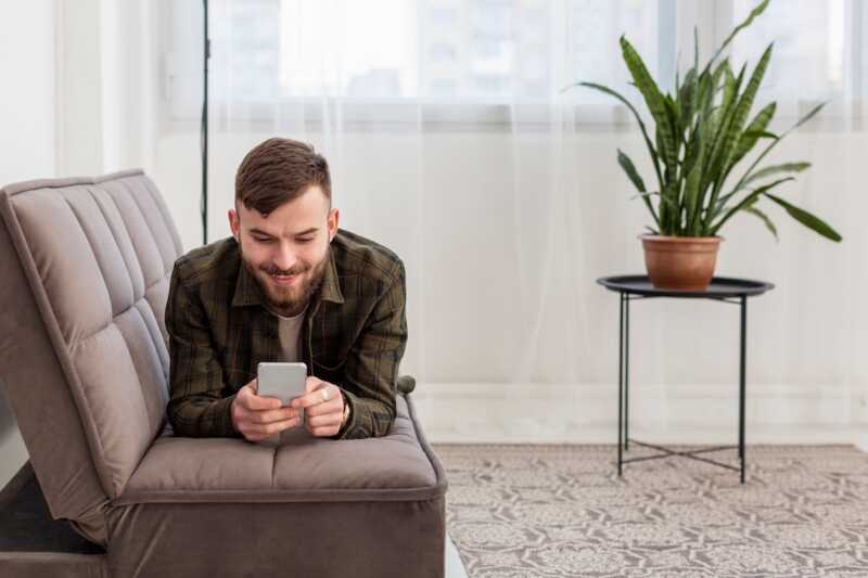 homme utilise les forfaits de red by sfr