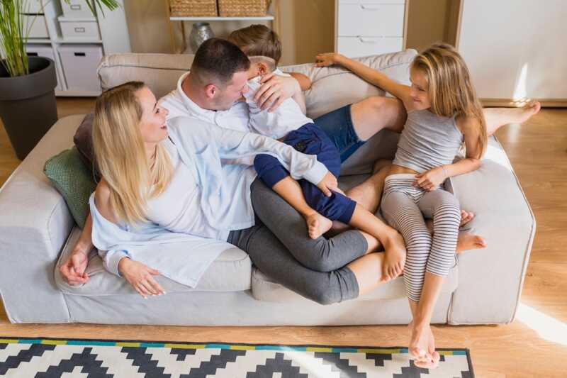 Famille rassurée par son alarme de télésurveillance