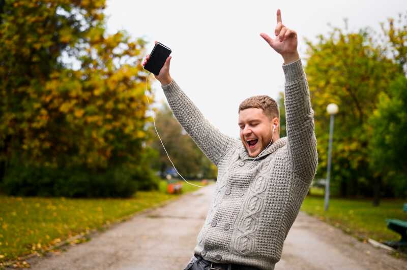 homme content rentrée