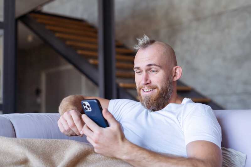 homme regarde smartphone