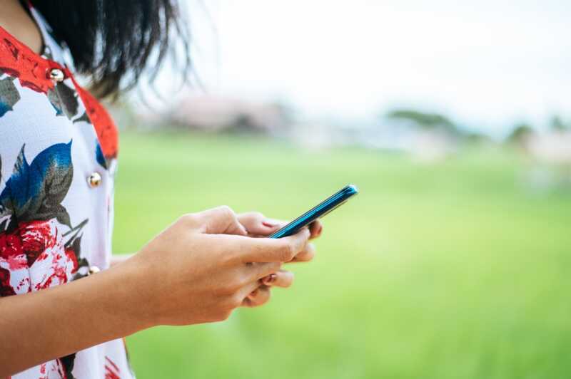 femme utilise son nouveau forfait youprice